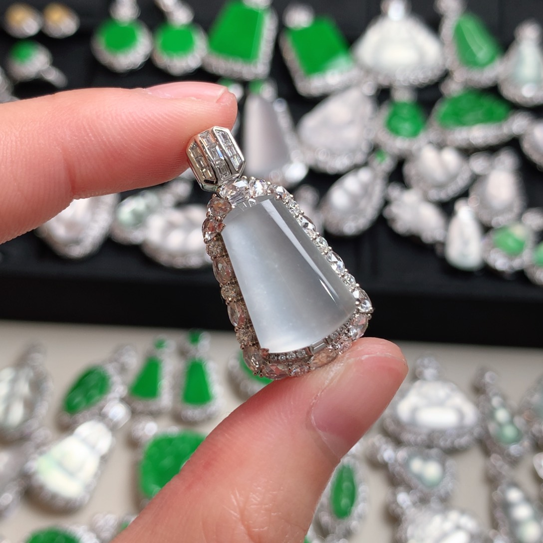 颈饰18K金镶嵌翡翠无事柱