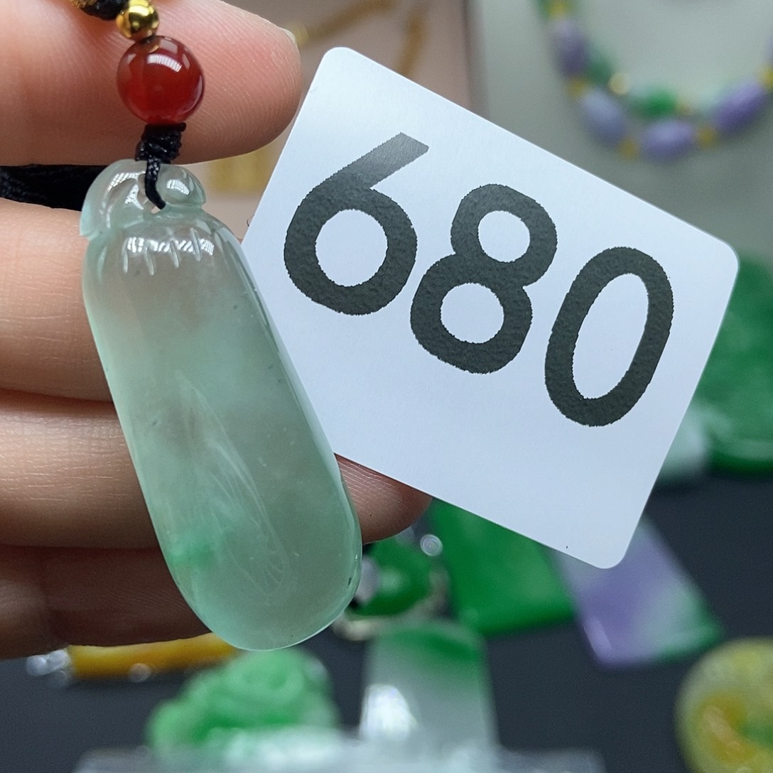 翡翠吊坠(赠链)未镶嵌