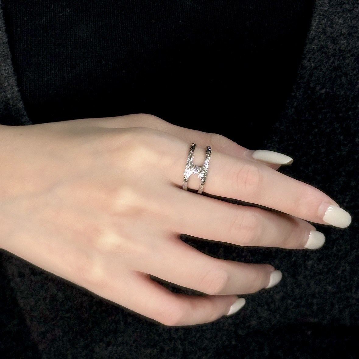 925银戒指 《漫漫》时尚轻奢小众设计师款碎冰轻奢风H造型银戒