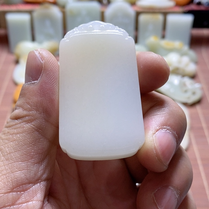 和田玉颈饰未镶嵌对***。