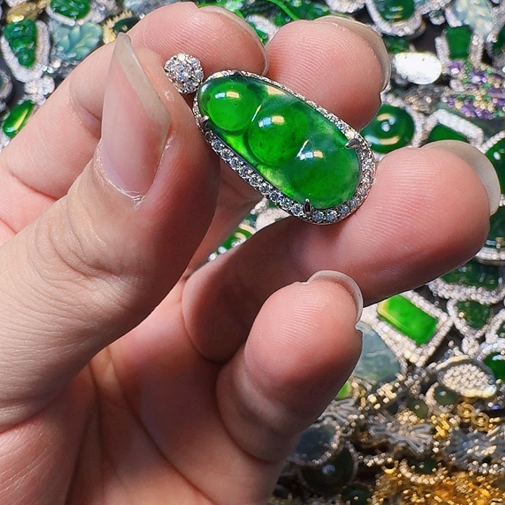 翡翠颈饰未镶嵌天然A货翡翠放漏