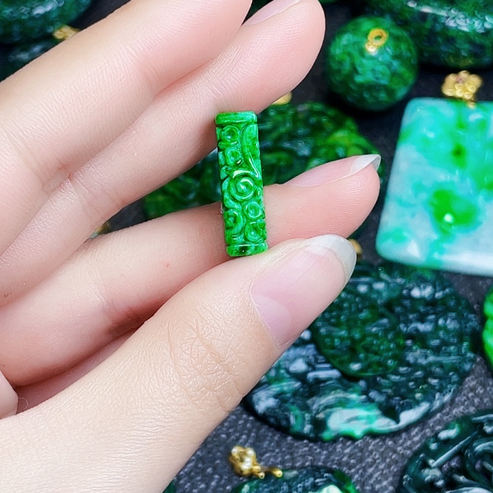 翡翠未镶嵌颈饰多样性