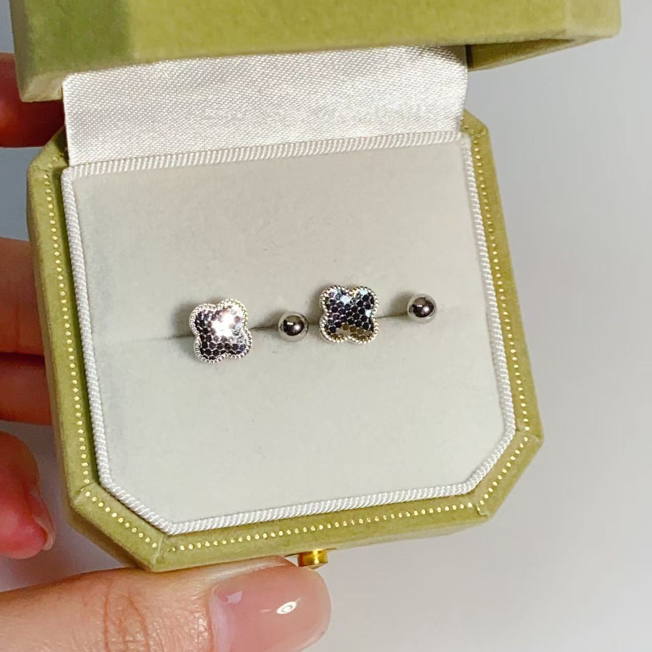 Pt950铂金精品U型鱼鳞四叶耳钉2.63克