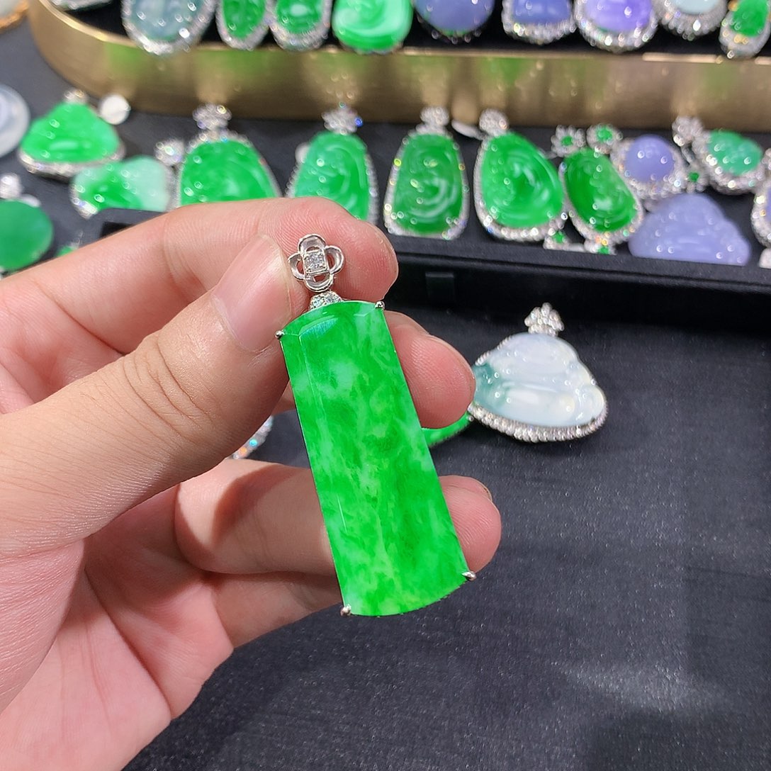 翡翠18K金镶嵌颈饰