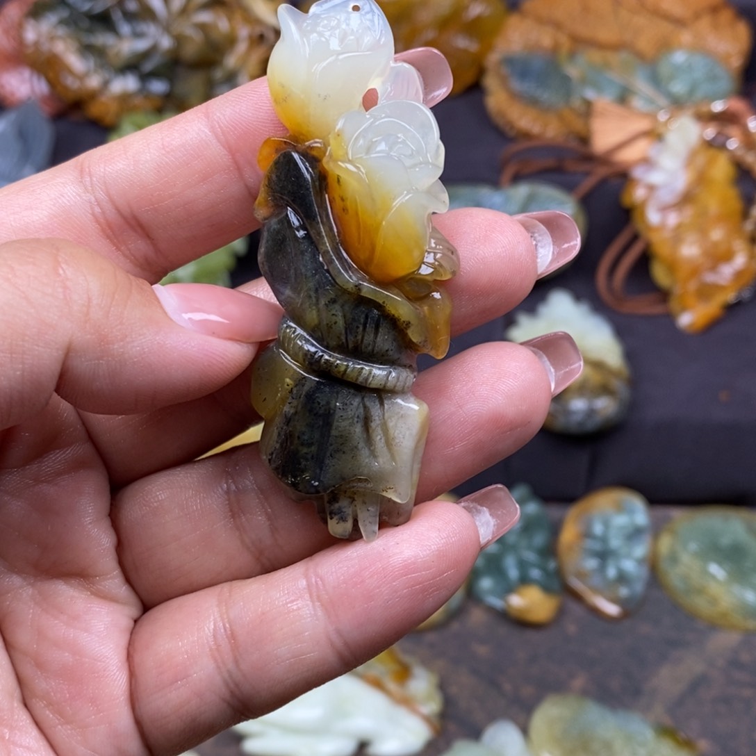 蛇纹石玉颈饰未镶嵌