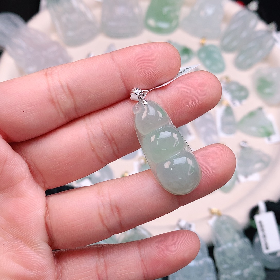 翡翠颈饰18K金镶嵌绿豆子