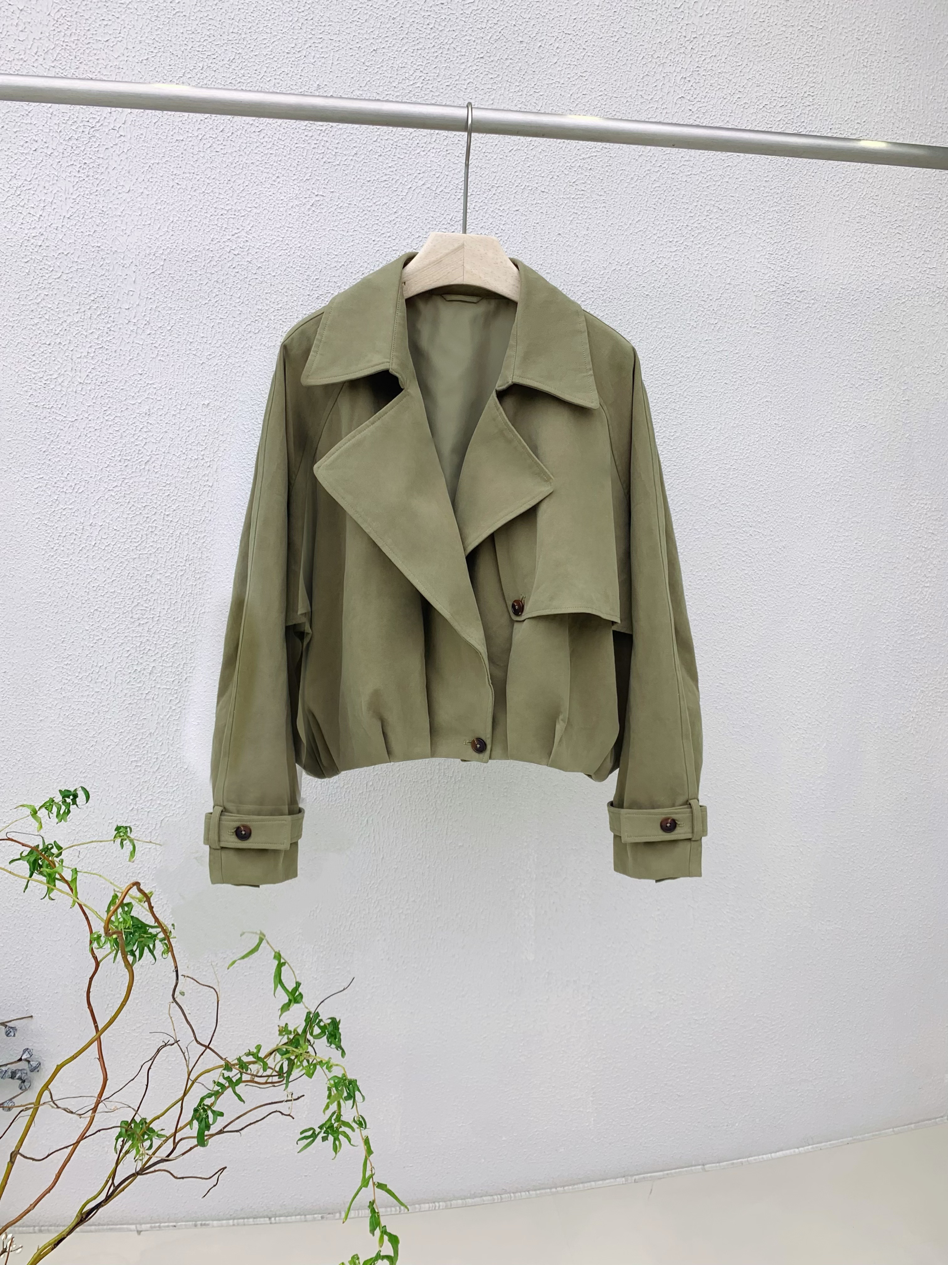 卡其色花苞型短款夹克风衣