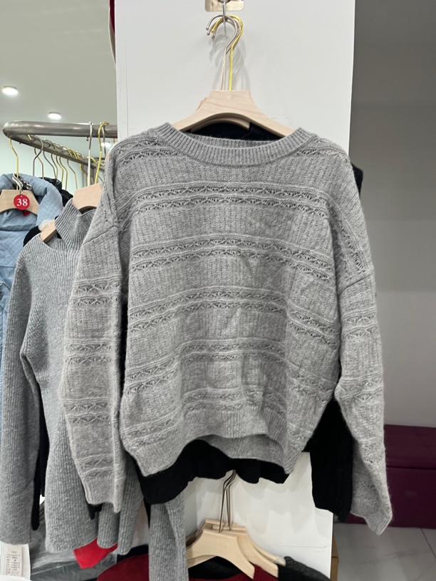 和尚哥推荐洋气灰色圆领镂空针织上衣