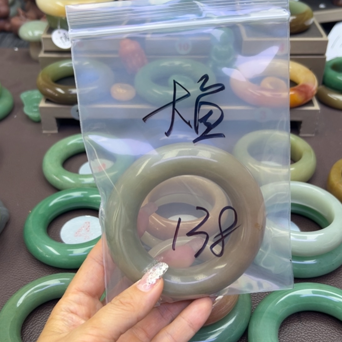 未镶嵌手镯石英岩玉大**乔