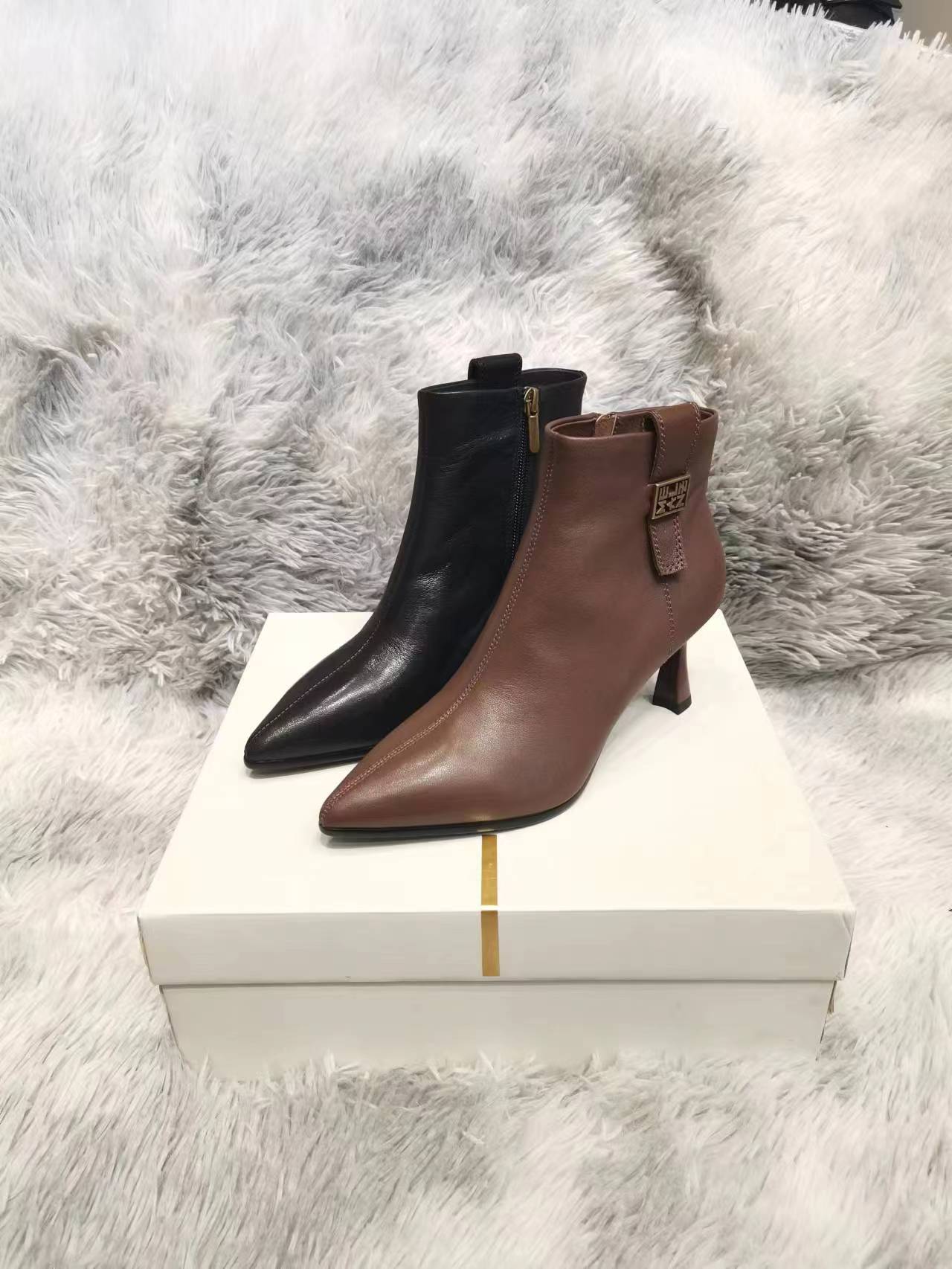 全皮单里尖头跟鞋