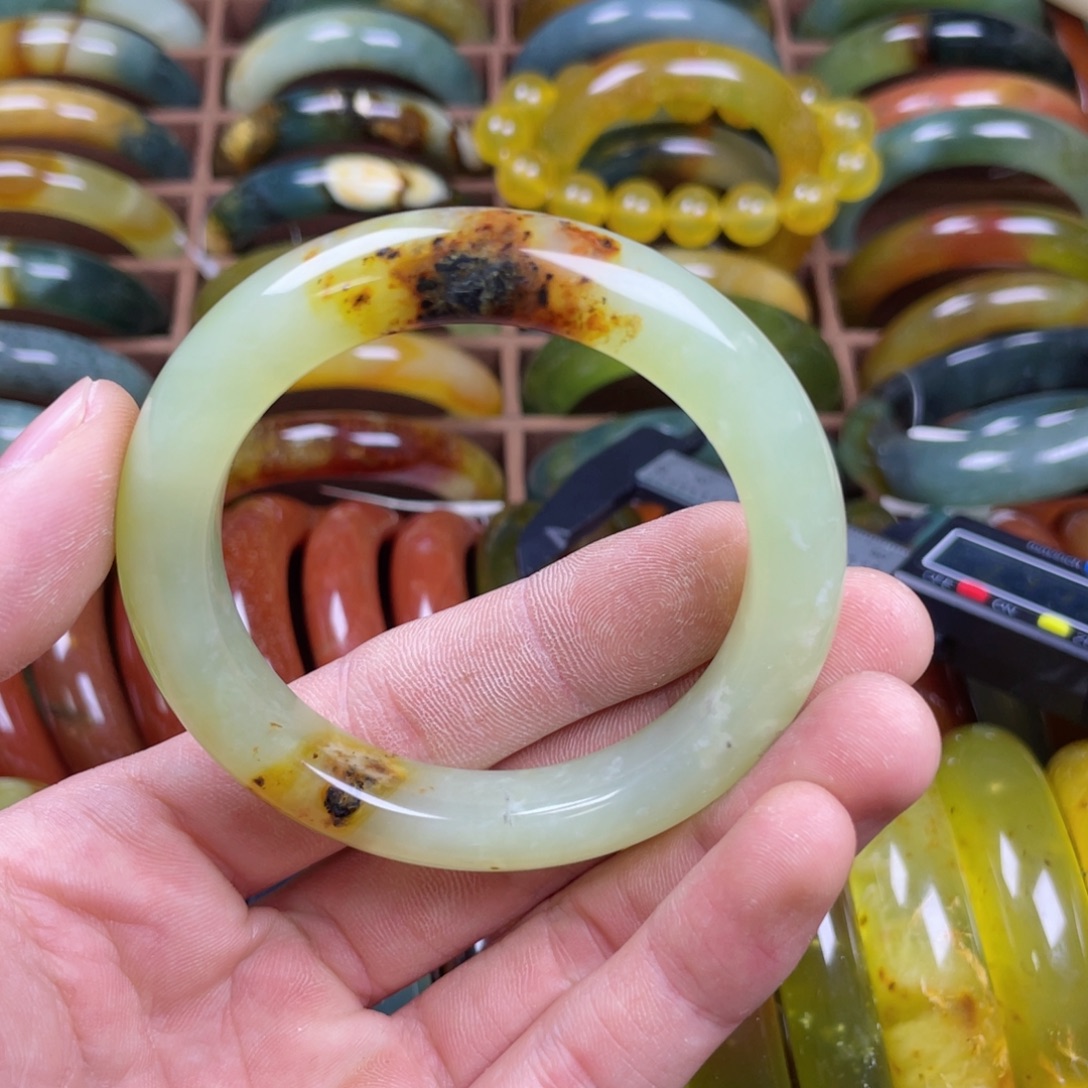 蛇纹石玉未镶嵌手镯