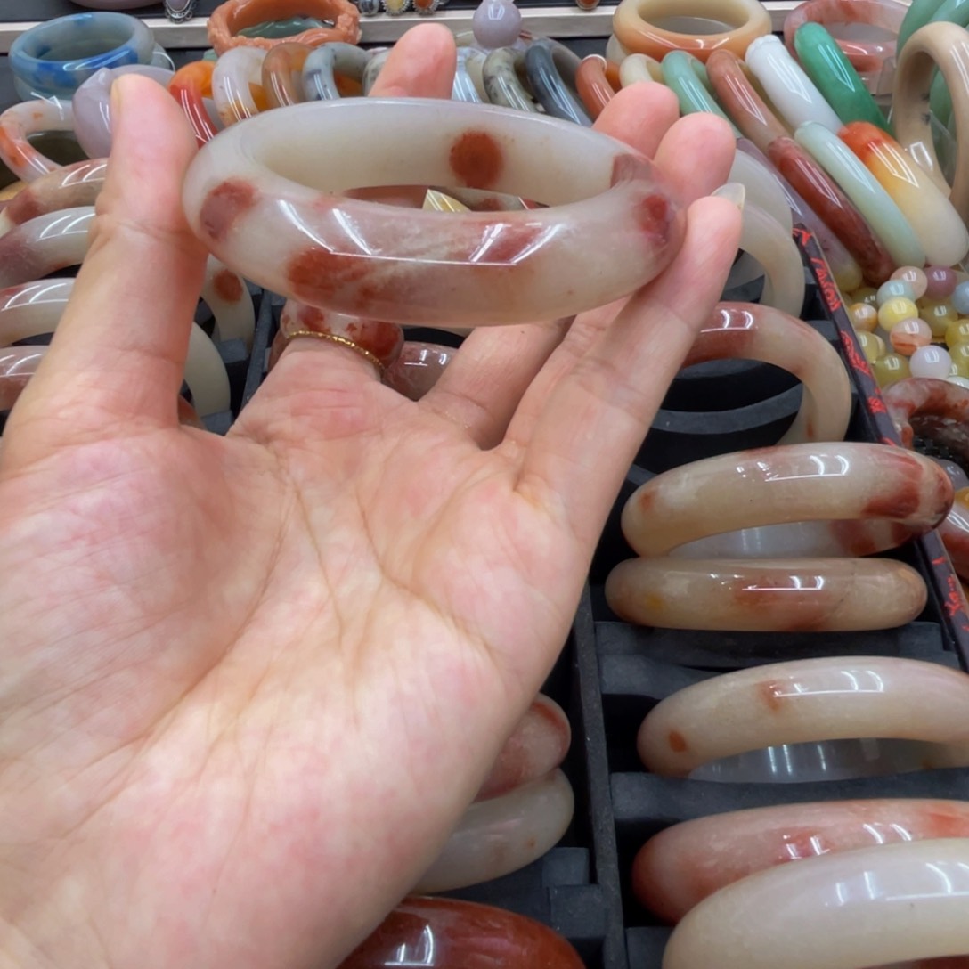 沫***坨石英质玉圈口齐全未镶嵌