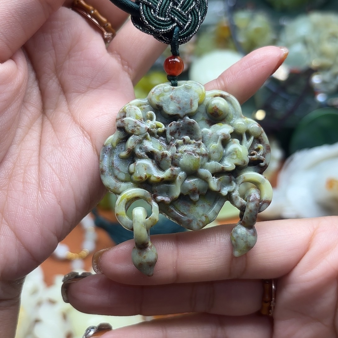 蛇纹石玉未镶嵌吊坠