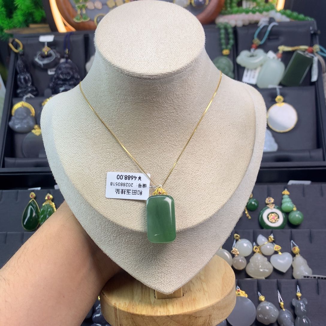 和田玉吊坠18K金镶嵌