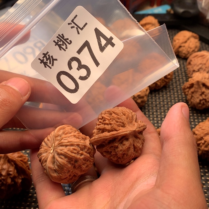 文玩核桃吊坠黑马