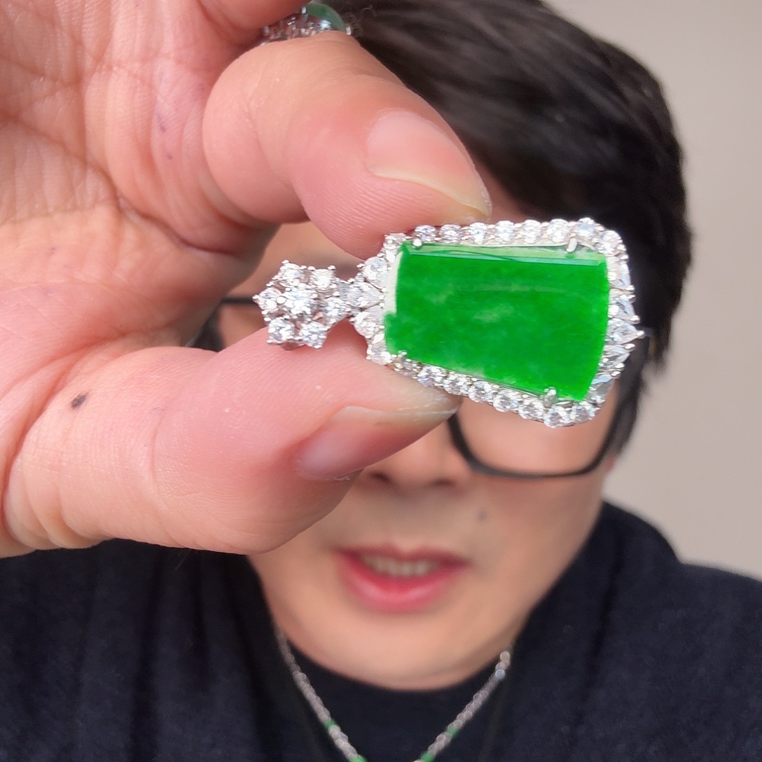 翡翠未镶嵌颈饰一件