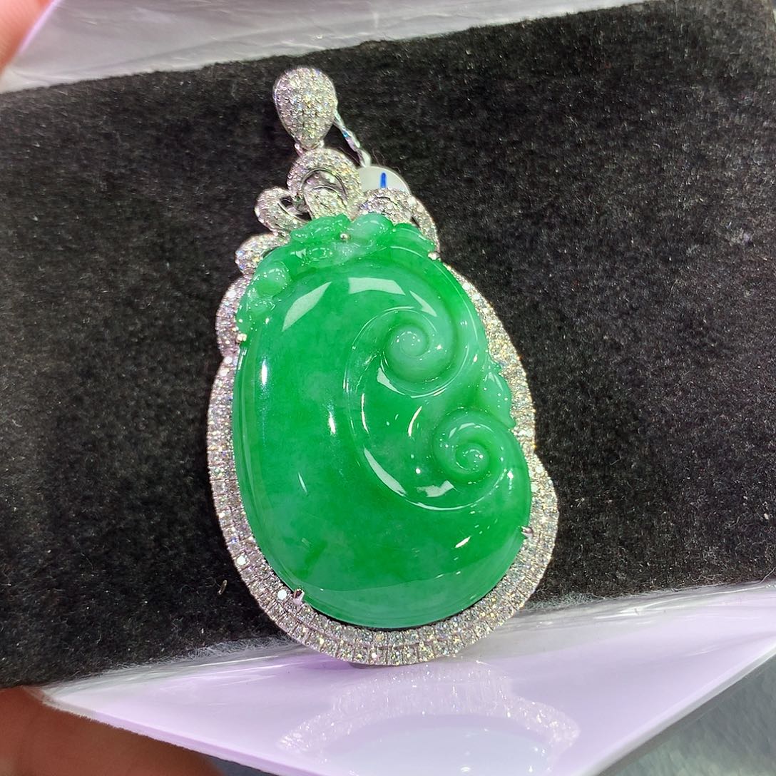 翡翠18K金镶嵌吊坠(赠链)