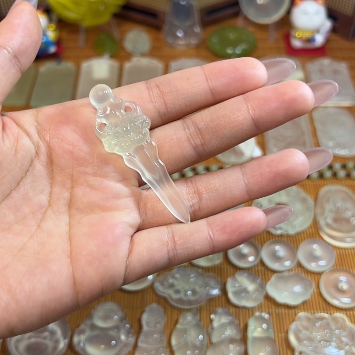 岫玉未镶嵌岫玉白冰挂件玉剑