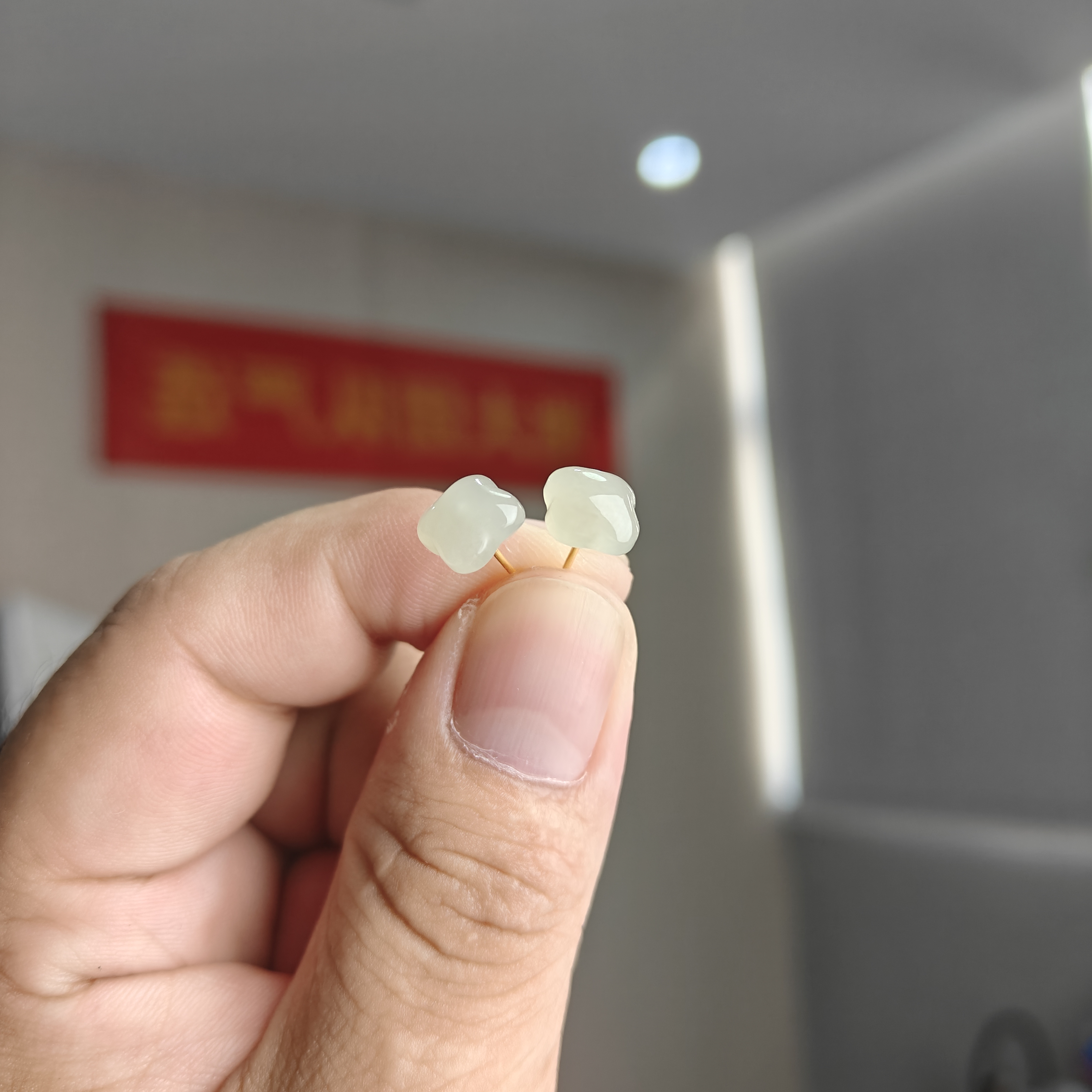 约8mm和田玉晴水四叶草S925银耳钉