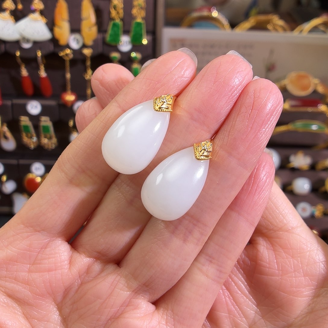 颈饰18K金镶嵌和田玉