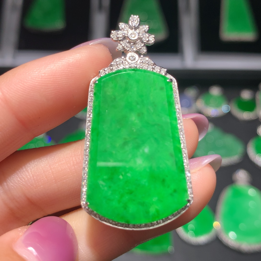 翡翠颈饰18K金镶嵌翡翠