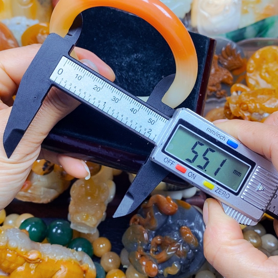 石英质玉（黄龙玉）颈饰未镶嵌