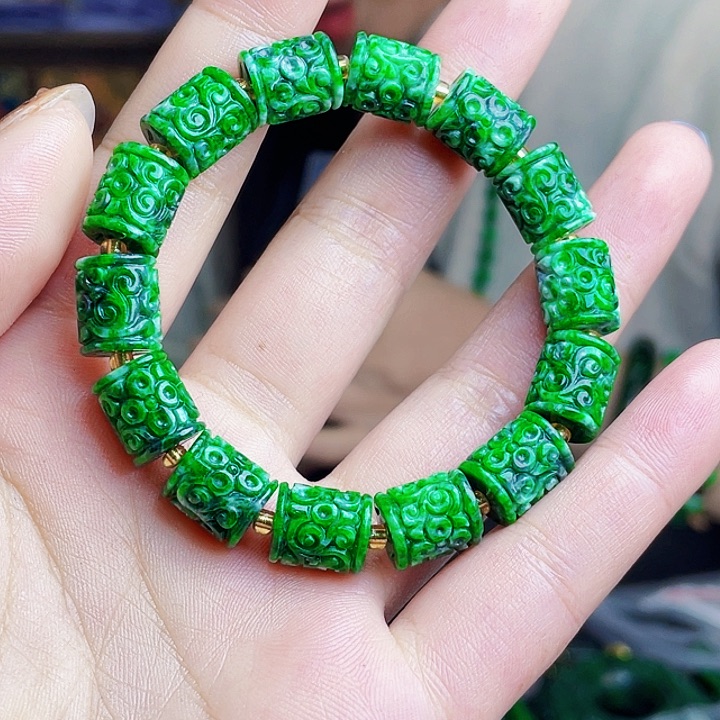 翡翠未镶嵌颈饰多样性