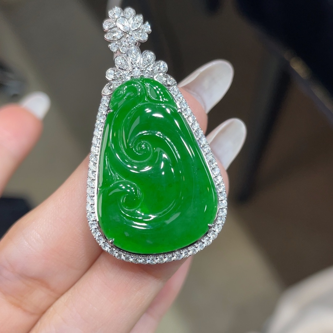 翡翠颈饰18K金镶嵌天然缅甸翡翠a货