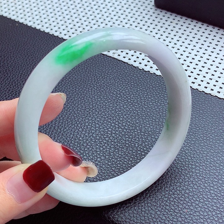 翡翠手镯未镶嵌翡翠
