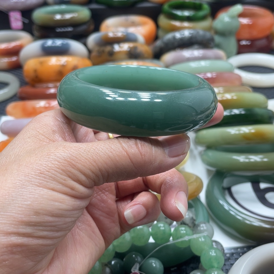 石英岩玉未镶嵌手镯