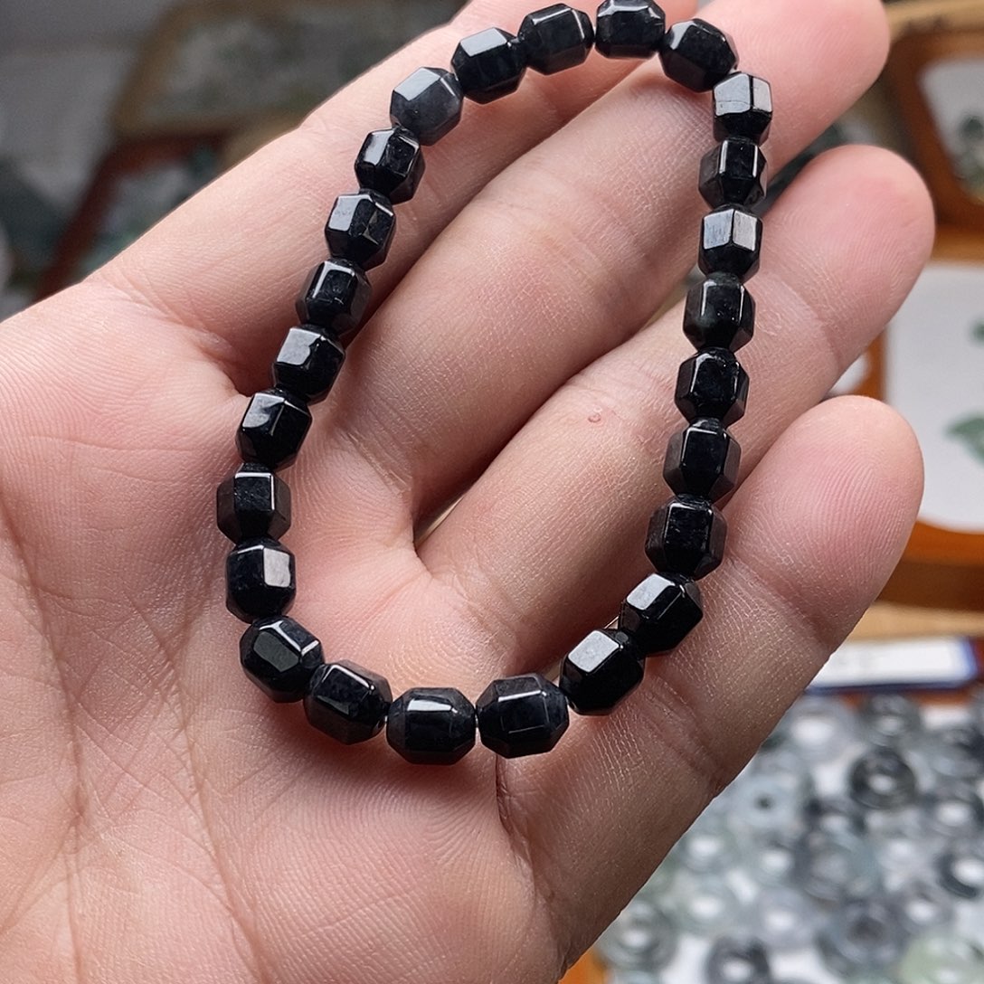 翡翠颈饰未镶嵌六角手串