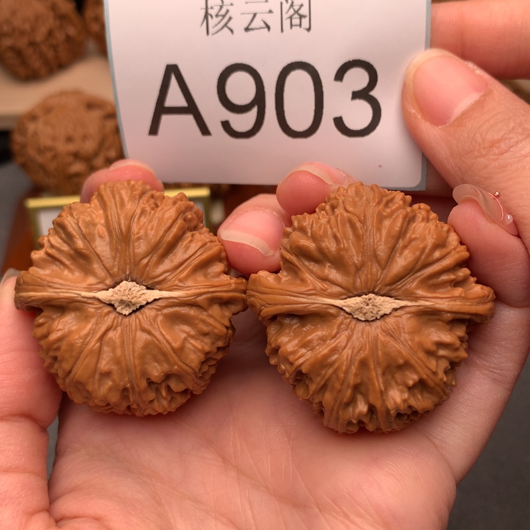 文玩核桃把件42+边43肚白狮子