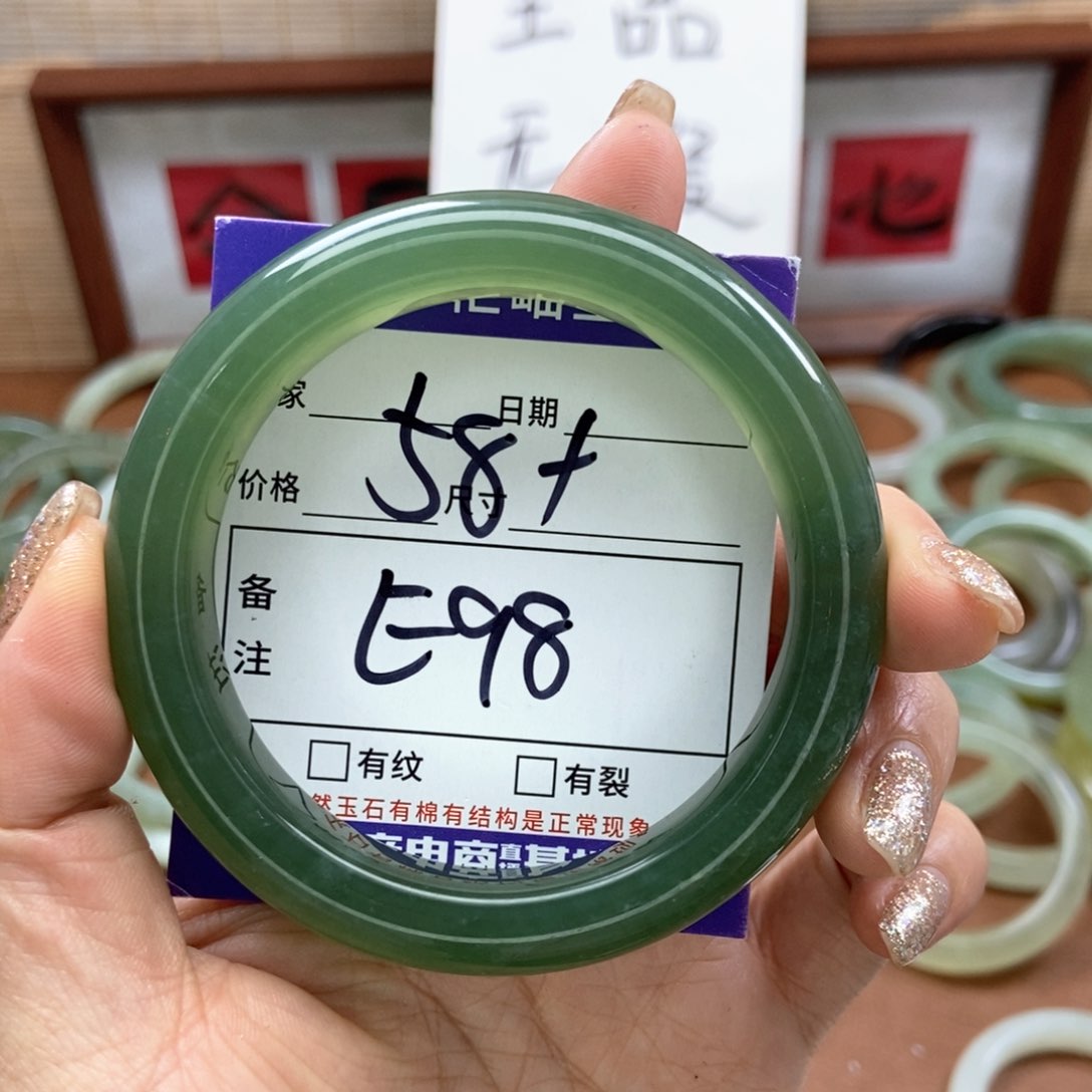 岫玉手镯手镯未镶嵌