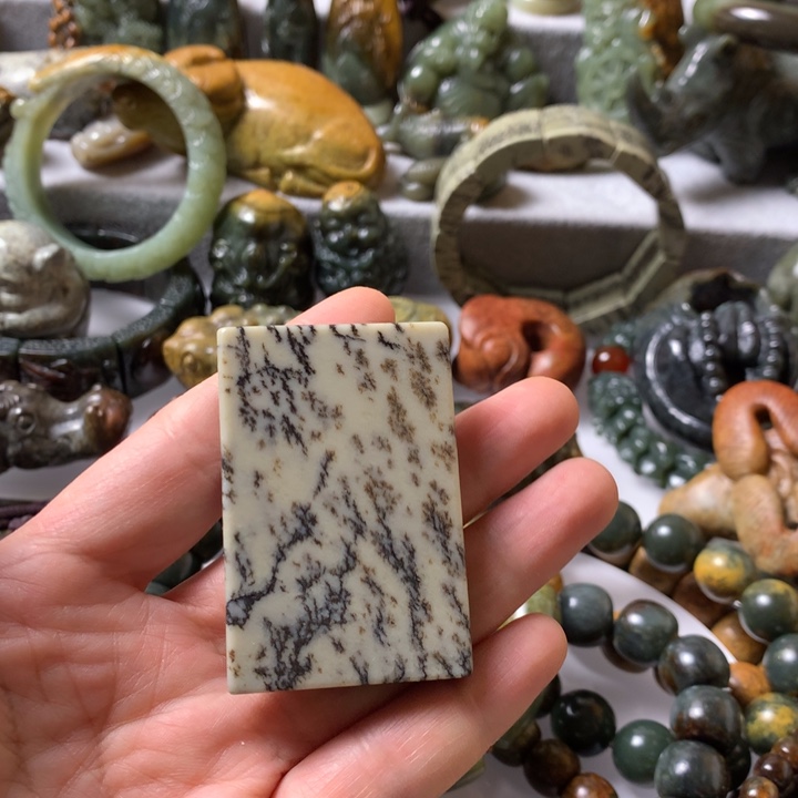 未镶嵌岫岩河磨玉（透闪石质玉）把件