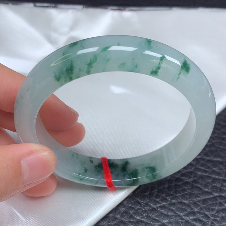 翡翠手镯未镶嵌。