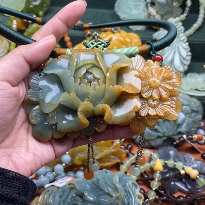 蛇纹石玉吊坠合金