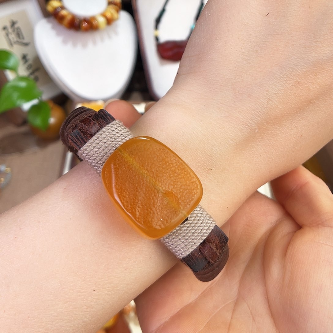 琥珀珠宝奇石未镶嵌。