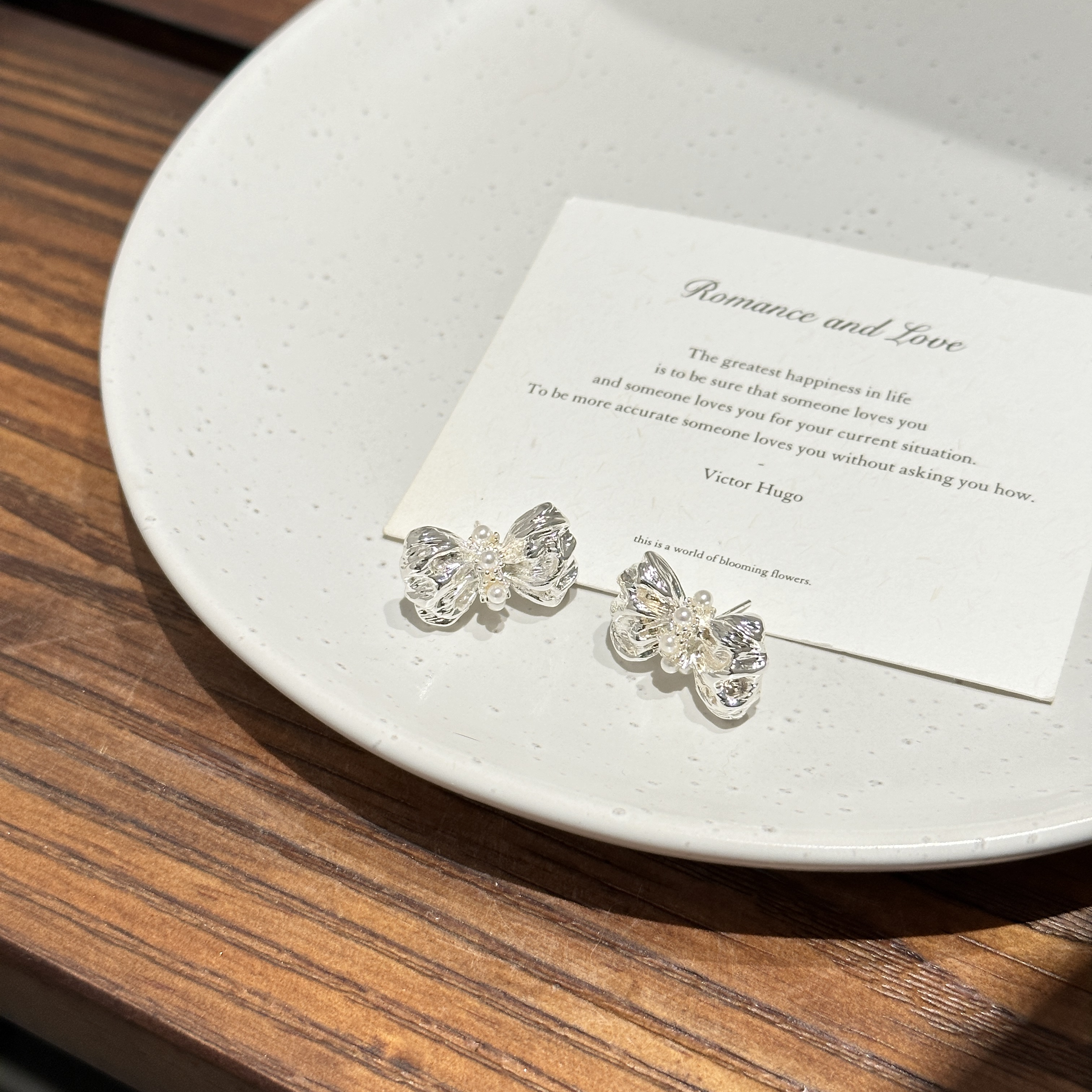 铜合金耳饰 AL6828 简约立体设计感蝴蝶结银色肌理感耳钉