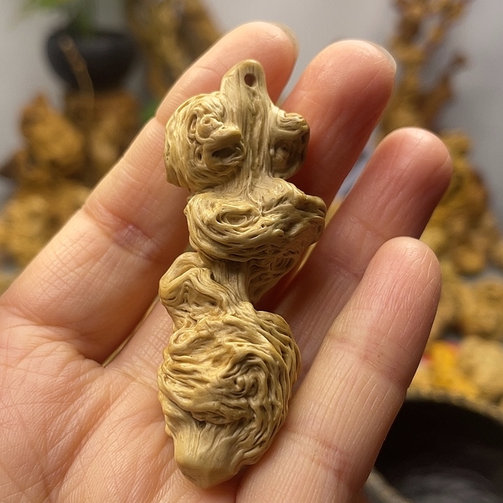 精品降龙木小手把件aaa