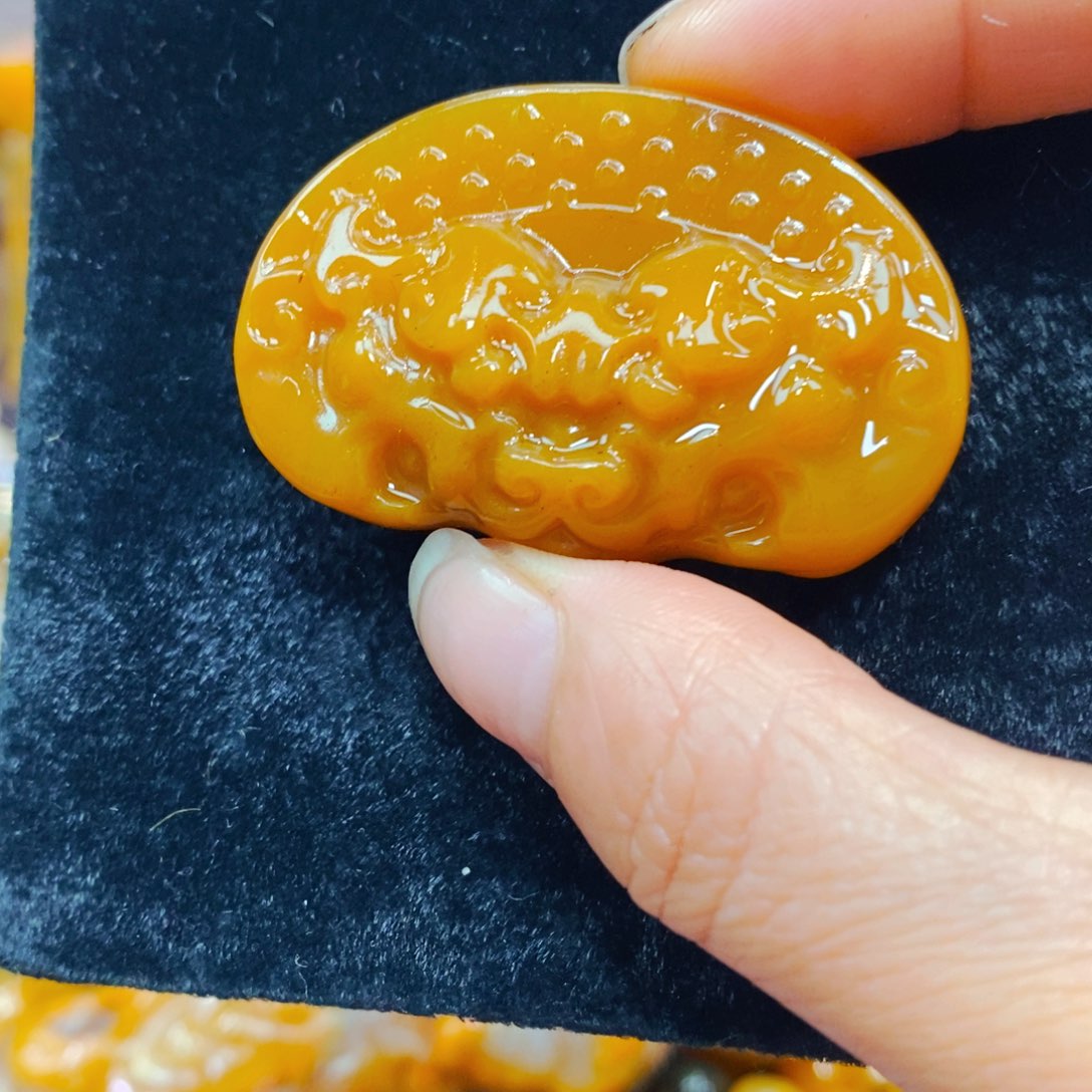 未镶嵌石英质玉（黄龙玉）颈饰