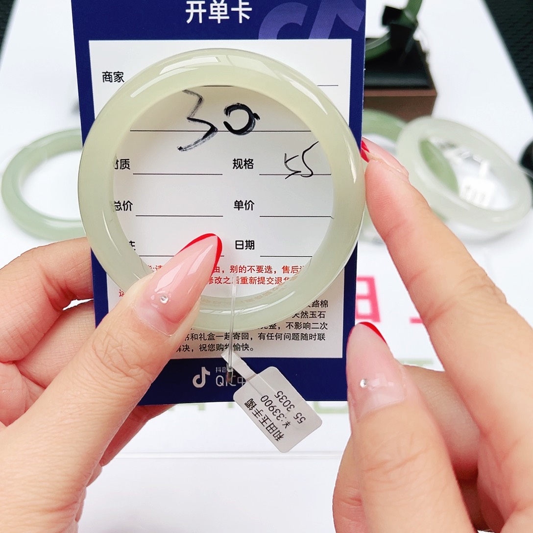 和田玉手镯未镶嵌樱****?