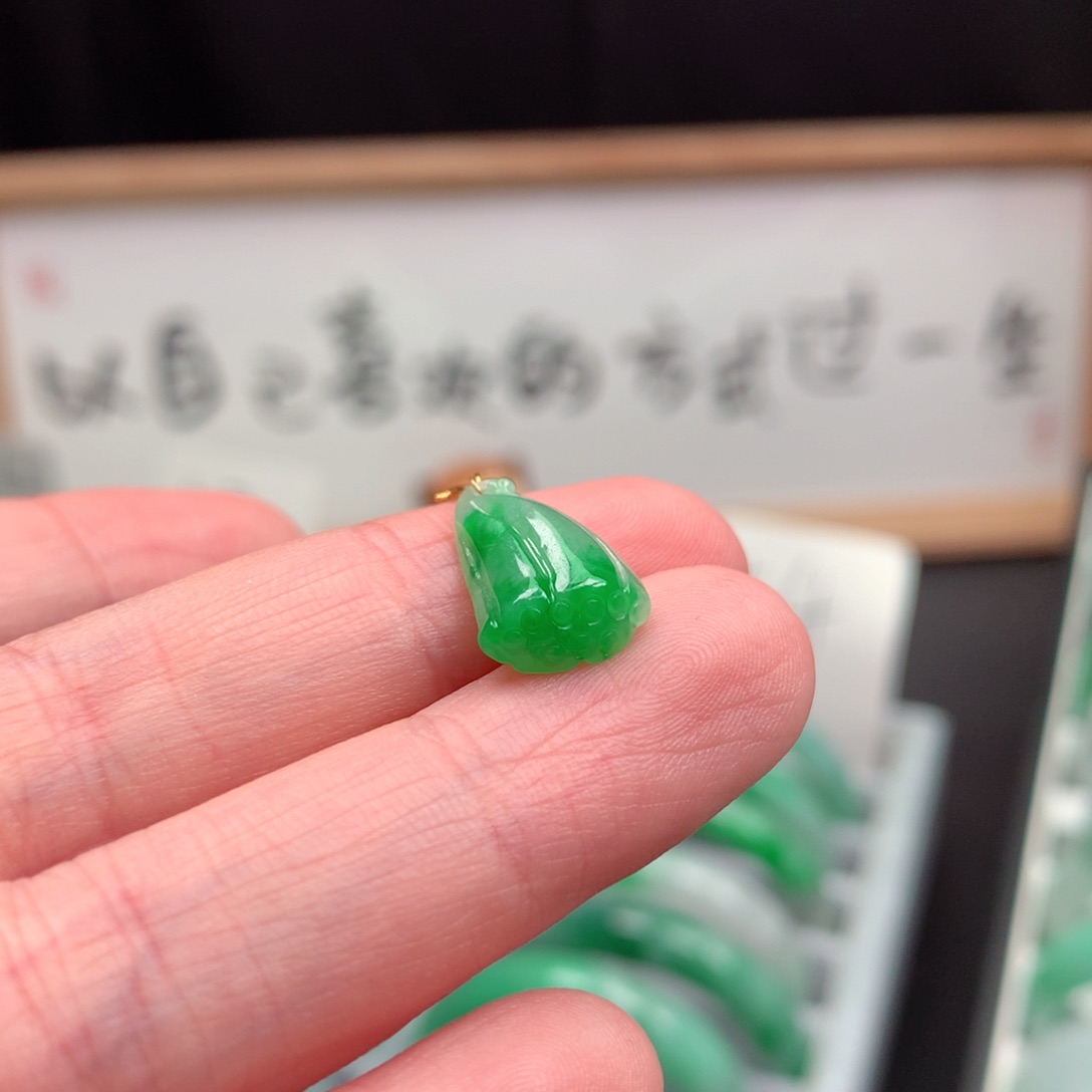 翡翠配石缅甸翡翠绿莲蓬