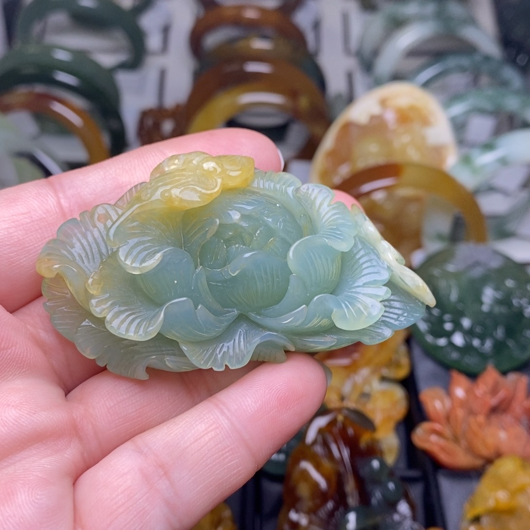 蛇纹石玉挂件未镶嵌