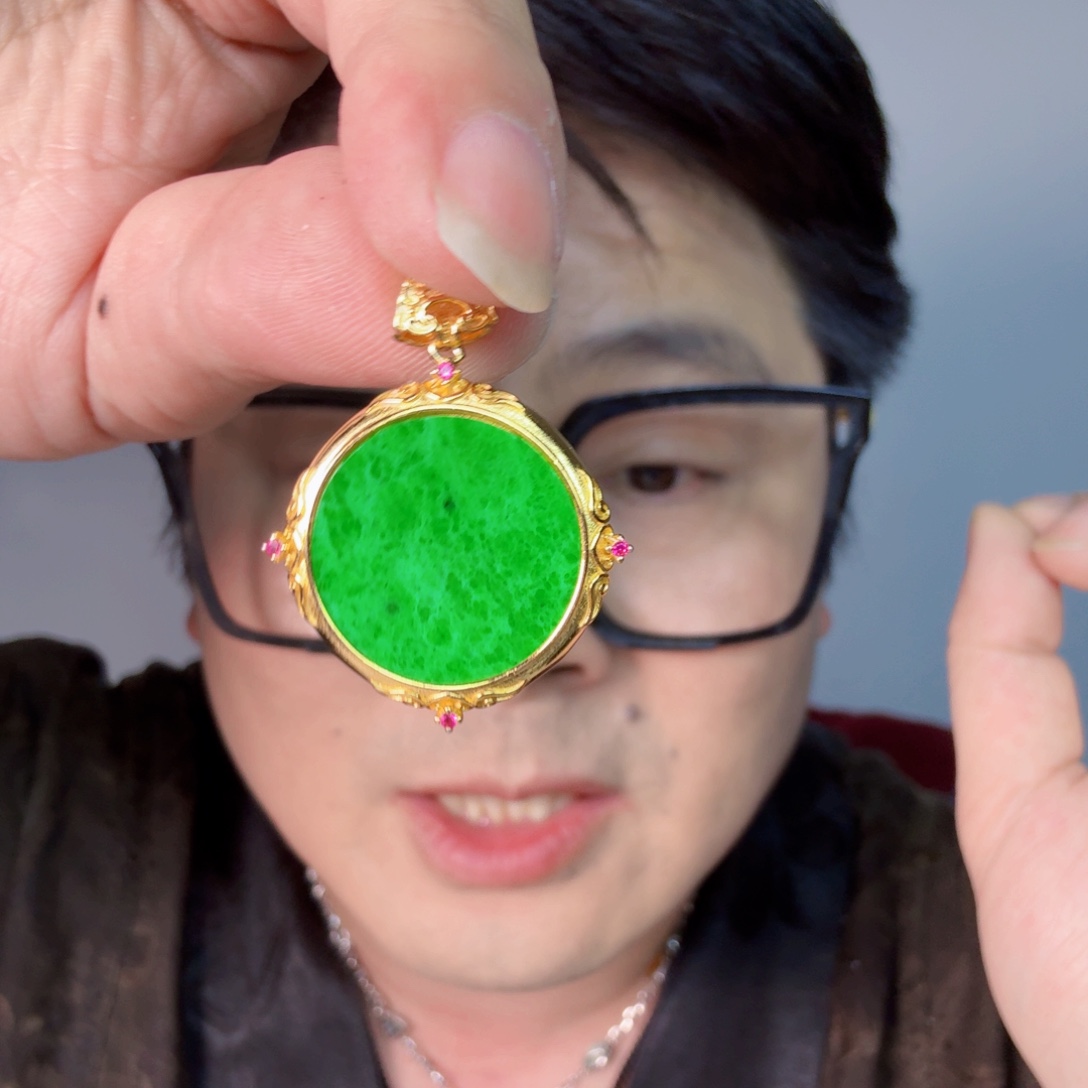 翡翠未镶嵌颈饰一件