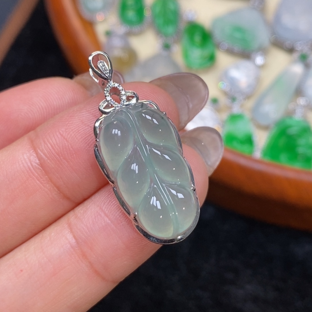 翡翠吊坠(赠链)18K金镶嵌