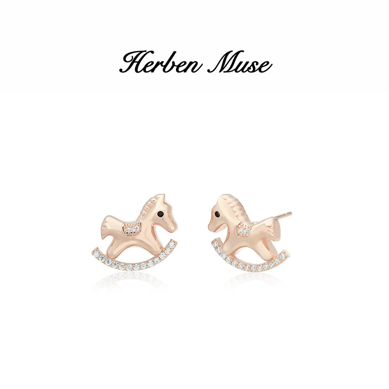 HERBEN MUSE 合金合成锆石耳饰 小木马摇摇马精致百搭休闲风耳钉