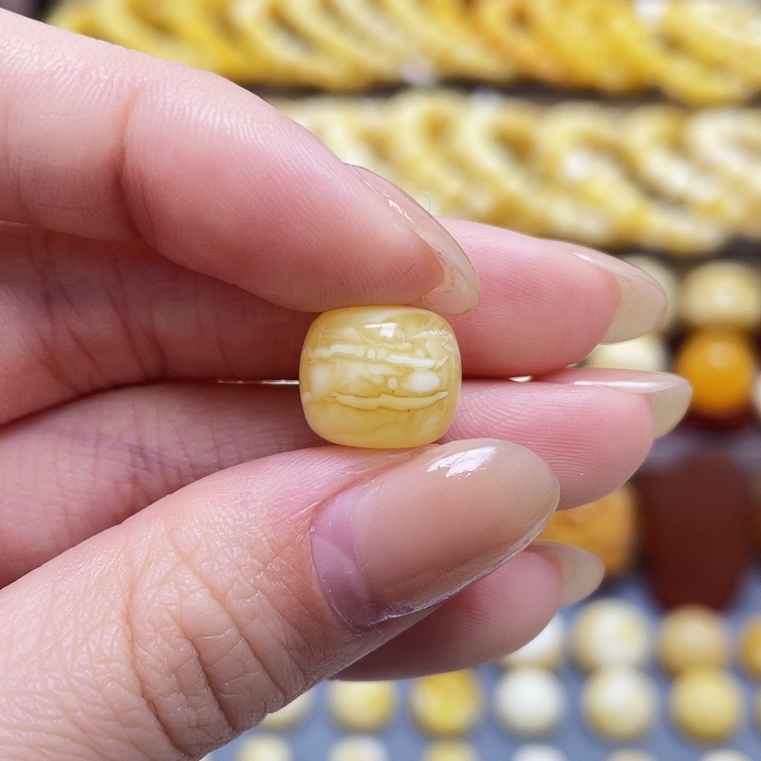 琥珀裸石未镶嵌蜜蜡圆珠12.2*10.7mm瑕疵