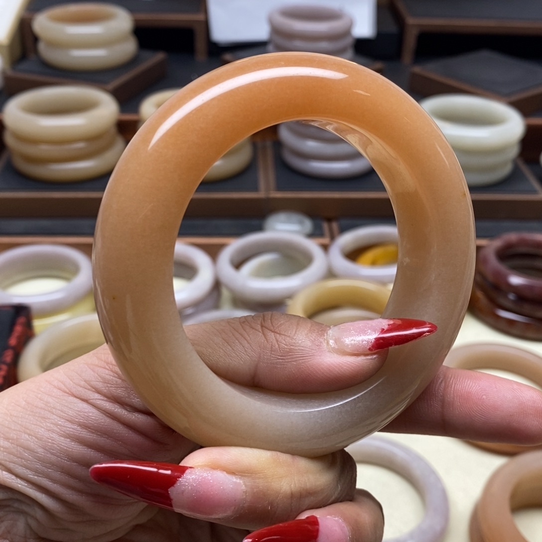 美***美石英质玉未镶嵌手镯