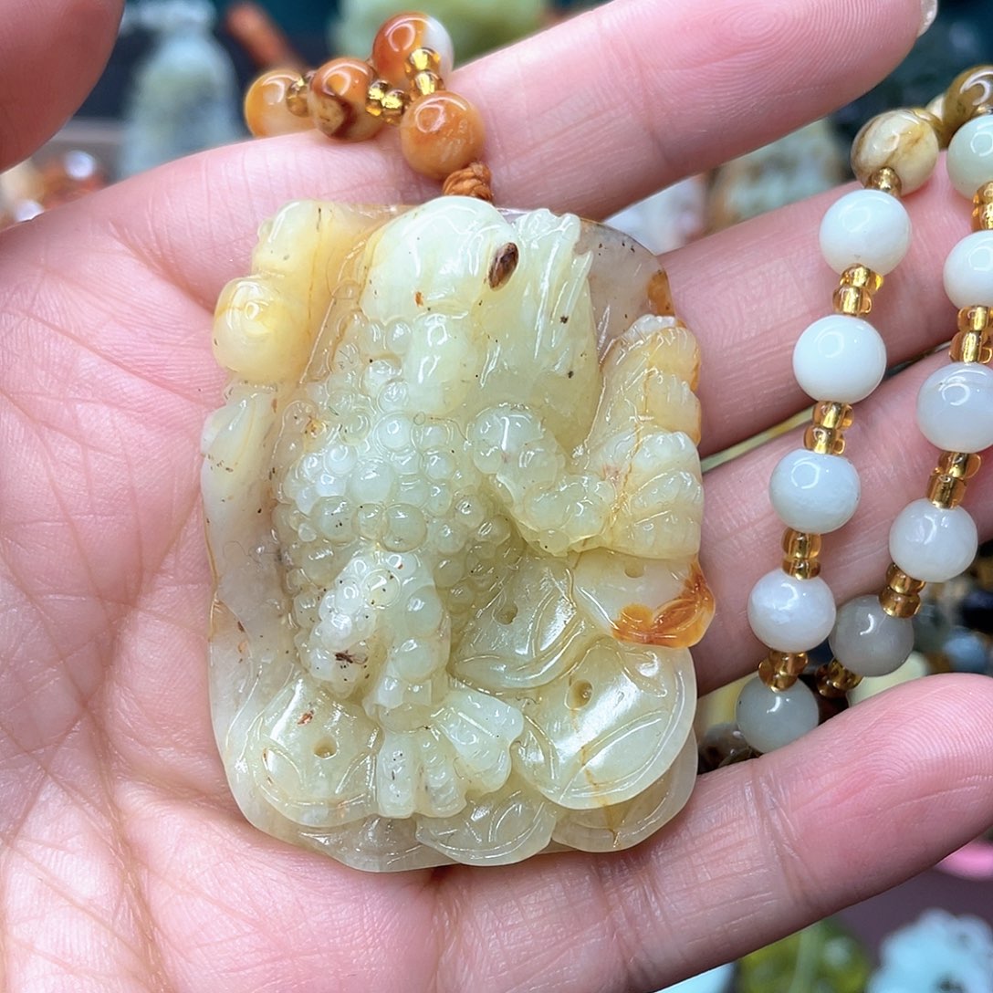 蛇纹石玉颈饰未镶嵌