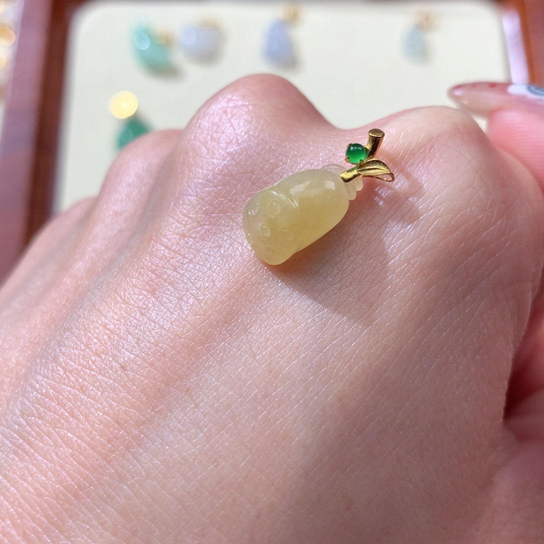 翡翠颈饰18K金镶嵌翡翠